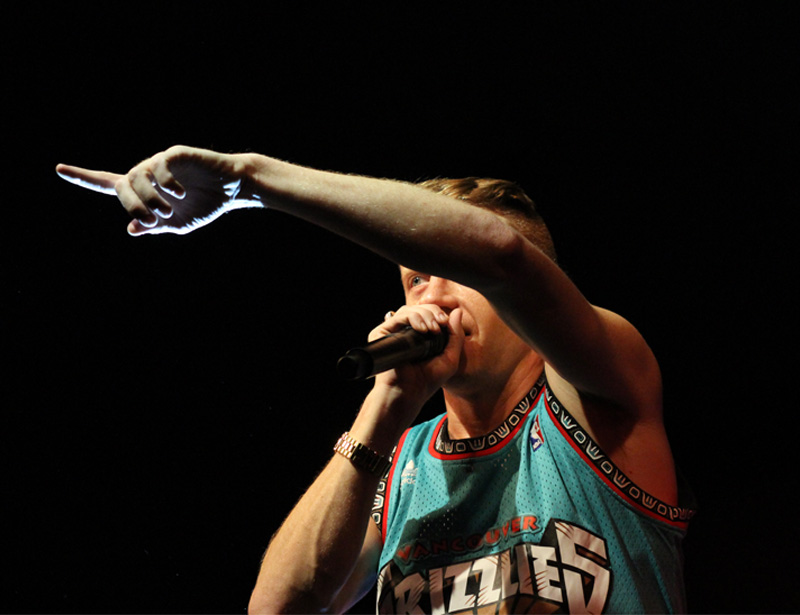 <p><a href="https://www.flickr.com/people/30386789@N05">San Francisco Foghorn</a>, <a href="https://commons.wikimedia.org/wiki/File:Macklemore_(8466295048).jpg">Macklemore (8466295048)</a>, <a href="https://creativecommons.org/licenses/by/2.0/legalcode" rel="license">CC BY 2.0</a></p>